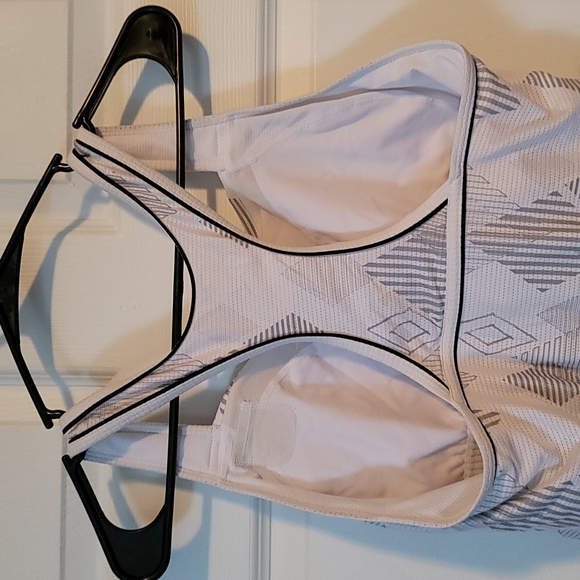 Nike Large dri-fit workout tank with built in sports bra - Picture 5 of 7